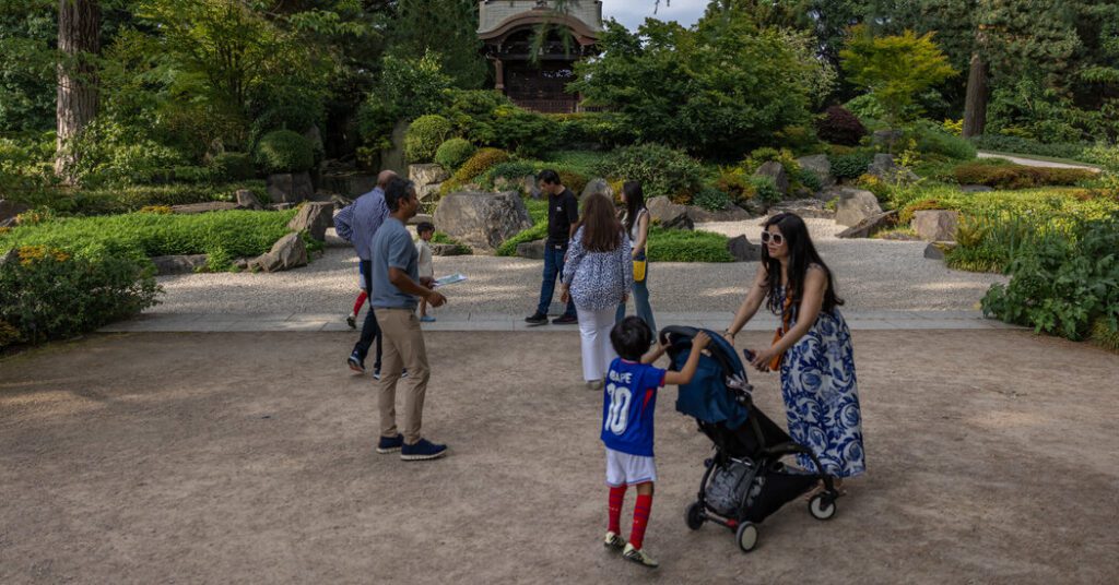 Emperor Visits Kew Gardens In London, A Place With Ties