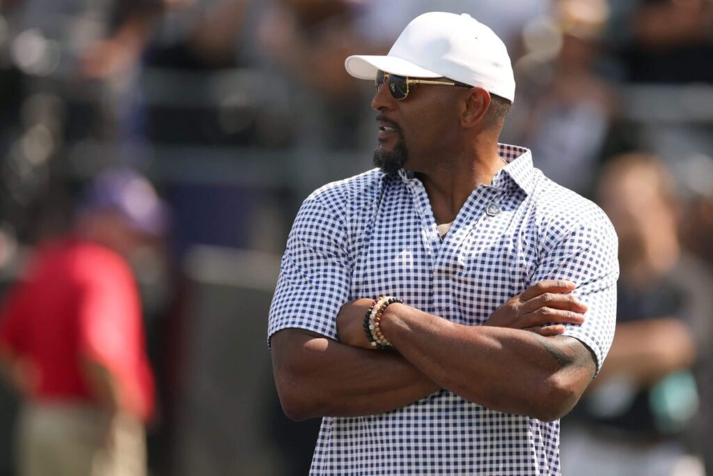 Ray Lewis wants FAU head coaching job, but Charlie Weis Jr. remains frontrunner: Source Ray Lewis Wants Fau Head Coaching Job, But Charlie Weis