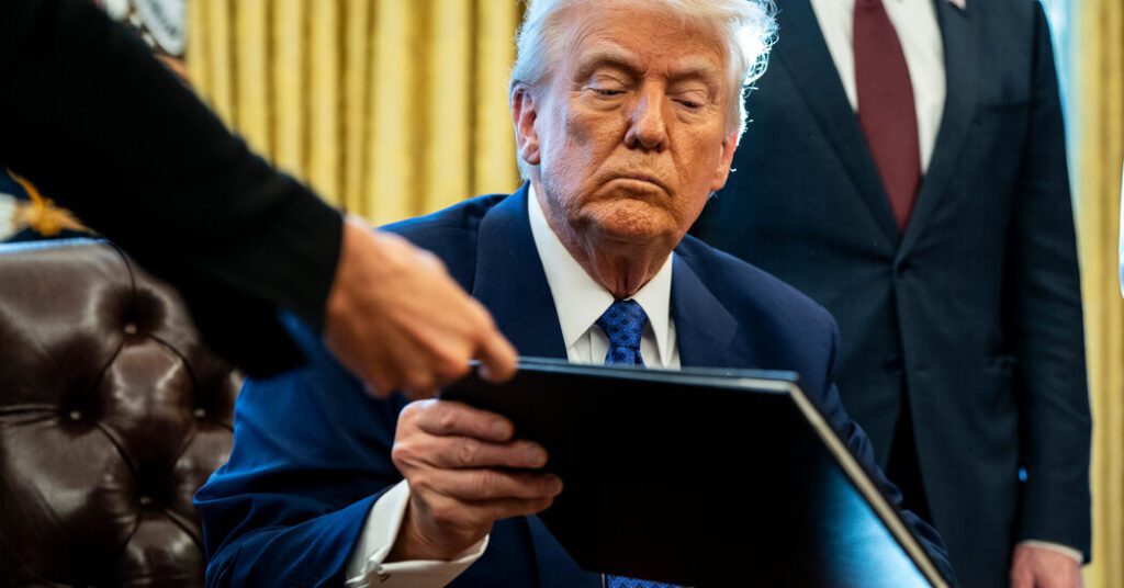 Judge blocks Trump's fundraising freeze by saying the White House placed itself “on Congress” Judge blocks trump's fundraising freeze by saying the white house