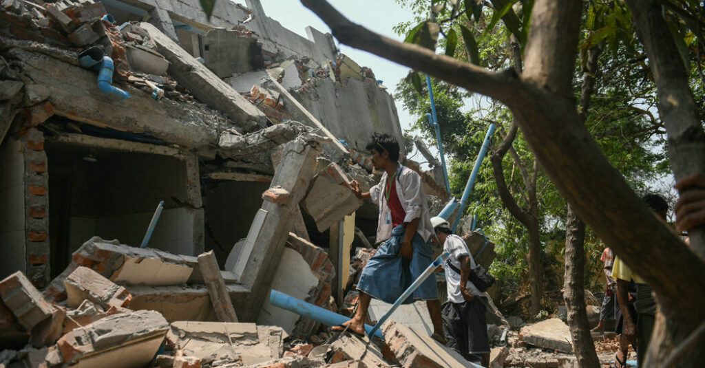Mandalay volunteer rescuers sift through earthquake tile ble