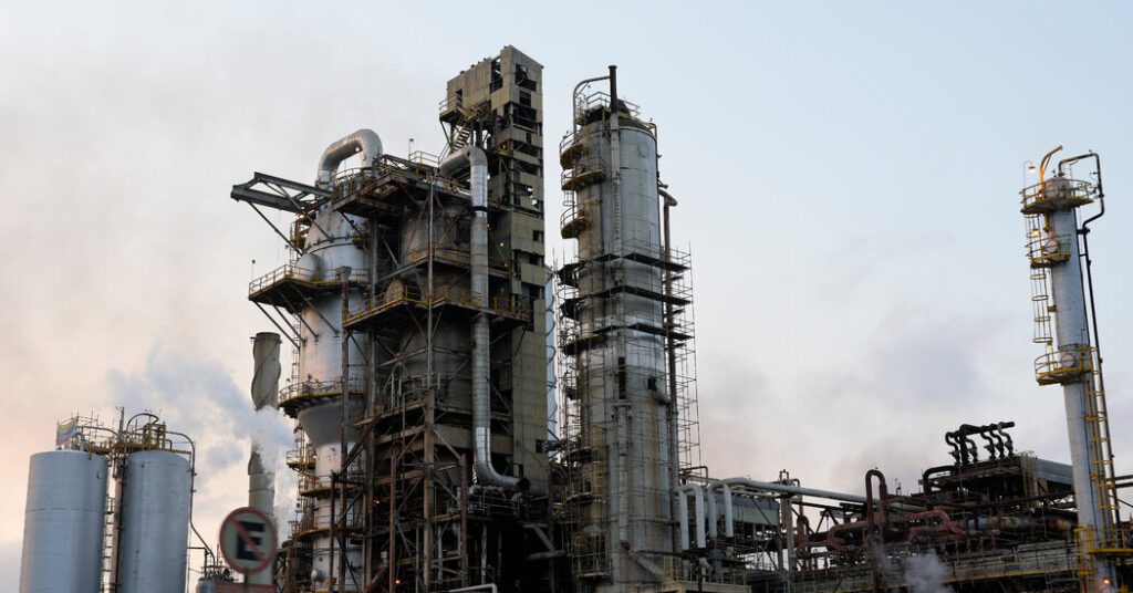 Trump threatens tariffs on countries buying oil in Venezuela Trump threatens tariffs on countries buying oil in venezuela