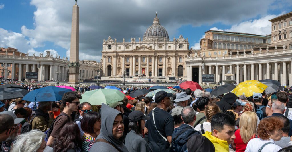 Pope francis remembered the loyal crowd at the end to