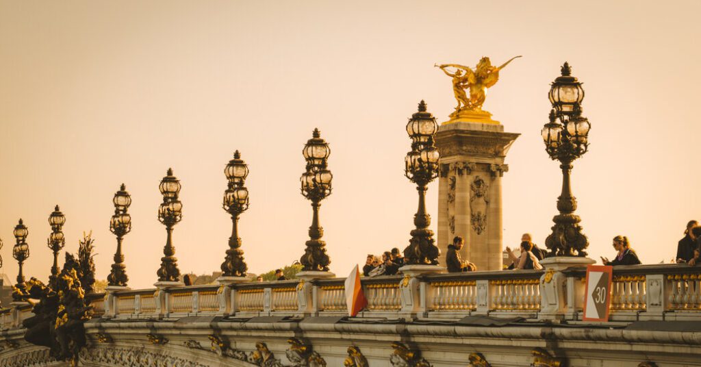 “Paris is here!”: A guide story for black travelers in the 1950s "paris is here!": a guide story for black travelers in